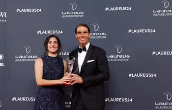 El tenista español Rafael Nadal posa junto a su esposa, Xisca Perelló, tras recibir el galardón Premio Laureus 'Deporte para Bien' a la mejor institución solidaria por el trabajo de la Fundación Rafa Nadal durante la gala de entrega de los Premios Laureus este lunes en el Palacio Cibeles de Madrid.