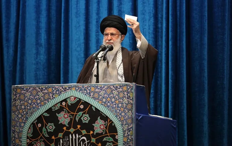El líder supremo Alí Jamenei durante una ceremonia religiosa este viernes en Teherán, Irán.