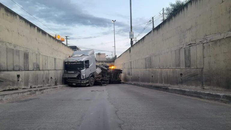 El camión atascado en el túnel de Semidei, el miércoles.