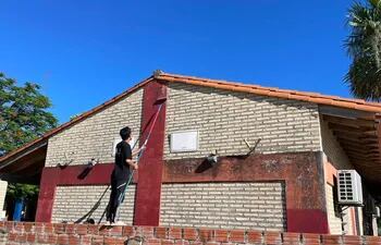 Uno de los voluntarios en plena tarea de pintura de la escuela de Puerto Guaraní.