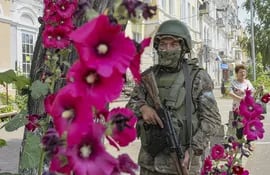 Un soldado del grupo de mercenarios Wagner, vigila una de las calles de la sureña ciudad rusa de Rostov del Don, tras tomar su control en una rebelión armada. EFE/STRINGER