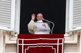 El papa Francisco recita el Angelus, desde su balcón que mira hacia la plaza San Pedro, en el Vaticano.