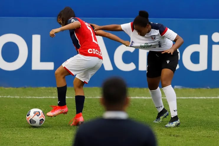 Camila Arrieta (i) de Cerro Porteño disputa el balón con Ximena Iglesias de Yaracuyanos en el partido de la Copa Libertadores Femenina,