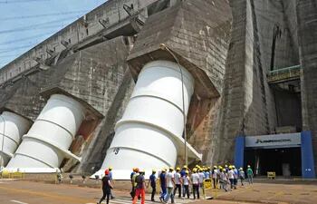La central hidroeléctrica de Itaipú recibió el año pasado a miles de visitantes, desde el lado paraguayo.