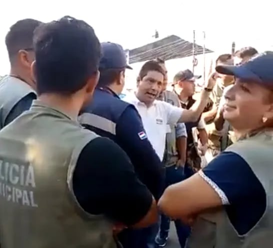 Captura de pantalla del video protagonizado por Juan Villalba con los funcionarios de la SET.