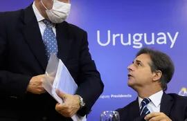 El presidente uruguayo, Luis Lacalle Pou conversa con el ministro de Salud, Daniel Salinas.