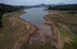 Fuentes oficiales y privadas coinciden en que la causa de la reducción de la producción del complejo Itaipú y de las demás centrales  hidroeléctricas de la región se debe a la extraordinaria bajante del río Paraná así como de la cuenca que lo alimenta.