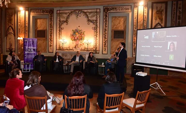 Vista de la apertura del foro denominado "Diálogo sobre modelo productivo y sostenibilidad", organizado por la ong. Paraguay Ahora, en el Gran Hotel del Paraguay, este martes.