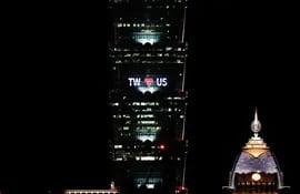 El edificio emblemático Taipéi 101 saluda el fortalecimiento de las relaciones entre EE.UU. y Taiwán.  (EFE/EPA)