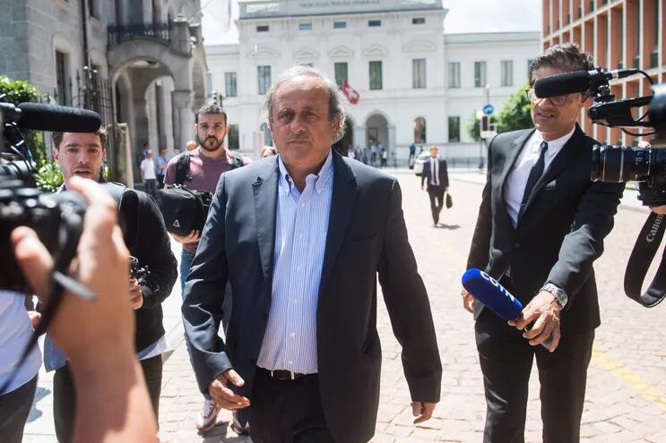 Platini en cambio acusó a la FIFA de haber cometido “un escándalo” contra él y "Blatter“.