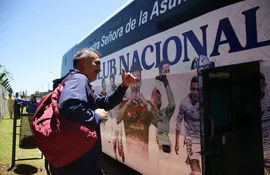 Pedro Sarabia antes de subir al bus de Nacional al aterrizar en la ciudad de Capitán Miranda en la víspera de la final de la Copa Paraguay.