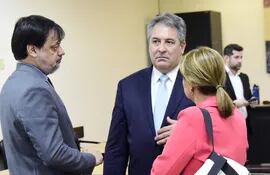 Édgar Melgarejo, ex titular de la Dinac, charla con los abogados Sara Parquet y Claudio Lovera.