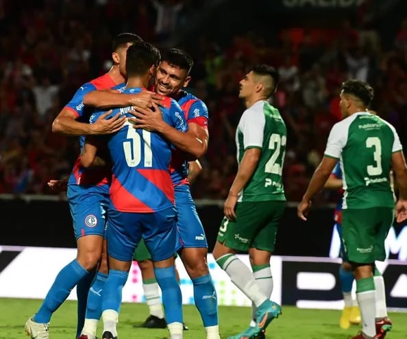 Festejo del gol de Juan Patiño, el del empate parcial de Cerro