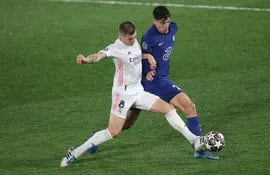 El centrocampista alemán del Real Madrid, Toni Kroos (i), disputa el balón ante el defensa del Chelsea, Ben Chilwell, durante el encuentro correspondiente a las semifinales de la Liga de Campeones que disputan hoy martes en el estadio Alfredo Di Stéfano, en Madrid.