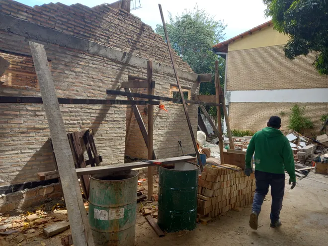 Parte de la estructura de los baños que aún faltan terminarse de construir en la Escuela Manuel González.