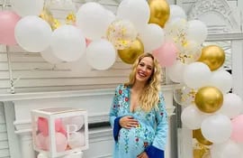 Feliz, Luisana Lopilato en el baby shower que tuvo lugar en los jardines de su residencia en Vancouver.