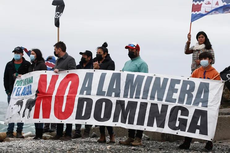 Varias personas protestan en contra del proyecto minero Dominga, en La Higuera, en la Región de Coquimbo (Chile).