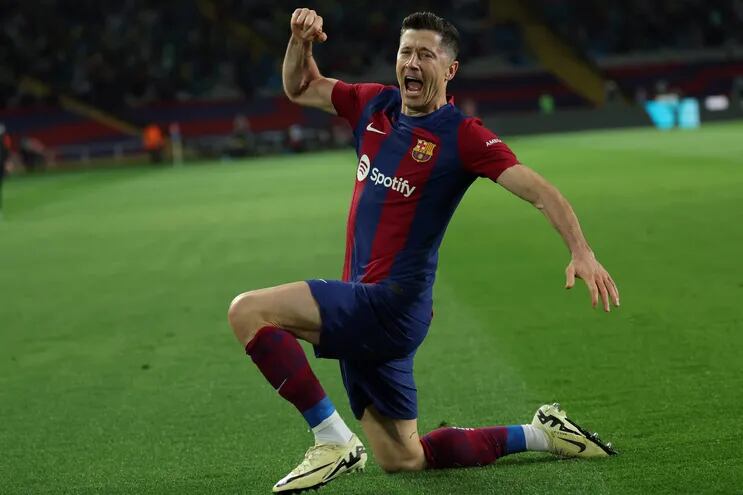 Robert Lewandowski anotó tres goles para el Barcelona