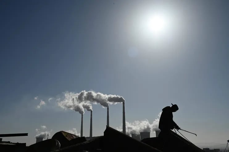 Un obrero trabaja en una planta de energía de carbón en Zhangjiakou, en la provincia china de Hebei.