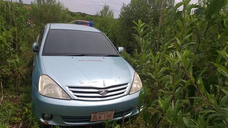 El automóvil robado por los bandidos fue abandonado esta tarde en Minga Guazú.
