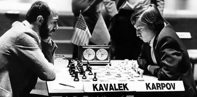 Kavalek y Karpov Buenos Aires, Clarín 3, 1980 (Foto via The Huffington Post).