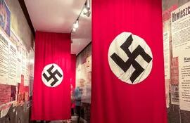 La esvástica nazi en dos banderas colgadas en el museo creado en la fábrica de Oscar Schindler, en Cracovia, Polonia.