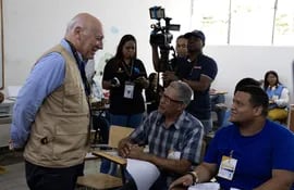 El excanciller paraguayo Eladio Loizaga (exq.), jefe de la misión de observadores de la Organización de Estados Americanos (OEA), visita un centro de votación para municipales en República Dominicana. EFE