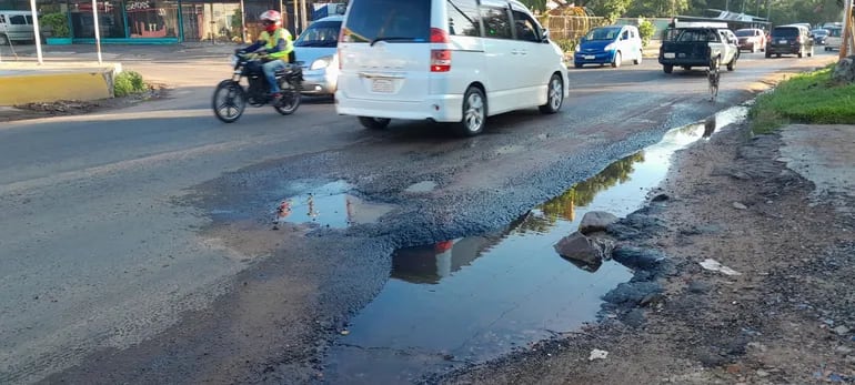 La avenida Avelino Martínez y la calle Materi se encuentra en estas condiciones. Los pobladores piden eliminar el agua y colocar la capa asfáltica sobre el suelo seco.