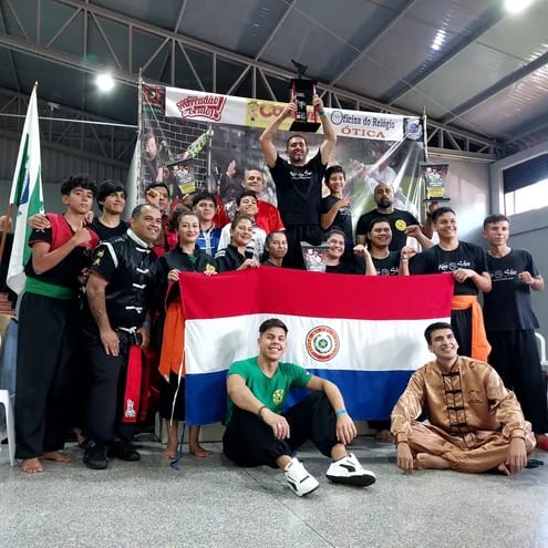 Delegación paraguaya en el 33° Campeonato Internacional Abierto Interestilos, que cosechó muchos títulos en Brasil.