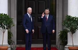 El presidente estadounidense, Joe Biden, saluda al presidente chino, Xi Jinping, antes de una reunión durante la semana de líderes del Foro de Cooperación Económica Asia-Pacífico (APEC) en Woodside, California.