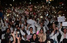 Los estudiantes encendieron la avenida Mariscal López en reclamo de una ley que blinde los programas de salud y de educación que eran financiados con el Fonacide.
