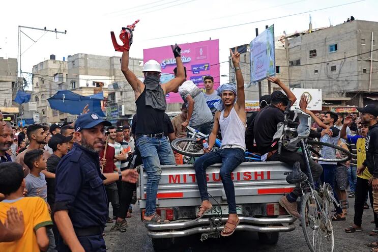 Palestinos celebran su retorno a Gaza luego del ataque a Israel.
