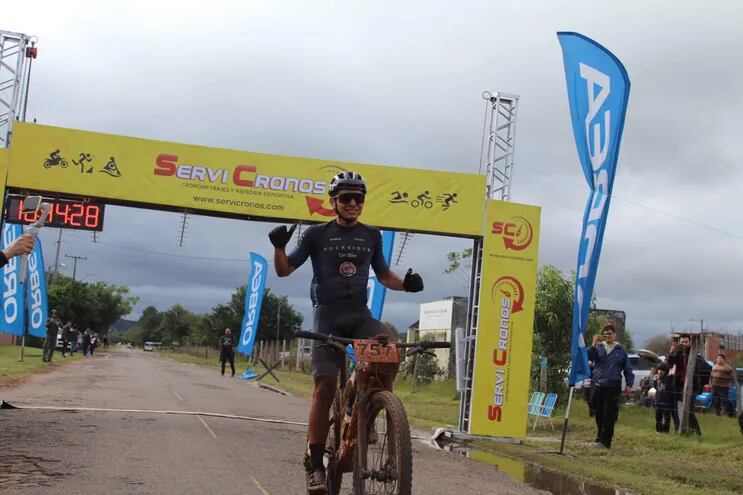 El ciclista Mario Antonio Arnold Prieto (24/8/2002) se llevó por segunda vez el Desafío al Ybytyruzú, en Independencia.