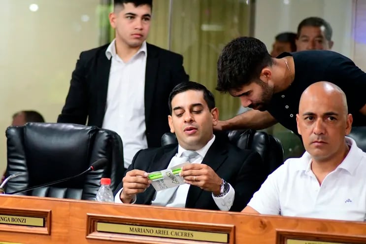El concejal José Alvarenga (ANR), acusado de machista en la sesión de la Junta Municipal de Asunción, alegó que solo quiso ayudar a su colega y que no entendía por qué se ponían “histéricos”.