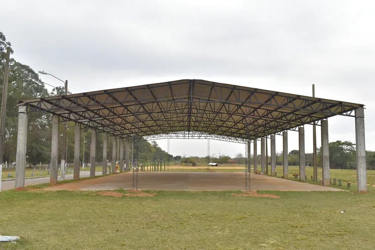 La construcción de un tinglado para un gimnasio en el predio del Parque del Guairá en Villarrica, quedó inconclusa, pero ya se pagó por la totalidad de la obra.