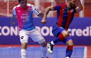 Jorge Espinoza, goleador de Cerro Porteño, disputa el balón con el jugador de San Lorenzo de Almagro.
