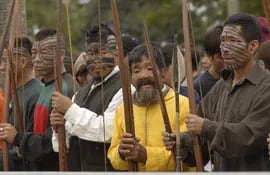 Los aché de Canindeyú anuncian la expulsión de campesinos invasores de sus tierras con arcos y flechas.