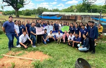 Universitarios donan alimentos a un refugio de mascotas en Carapeguá.