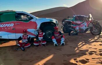 Con la mira puesta en el Dakar 2023, el equipo Puma Energy Rally Team, realizó los primeros test en Marruecos. Andrea Lafarja Bittar (centro), Juan Manuel "El pato" Silva (izq.) y Francisco Arredondo (der.).