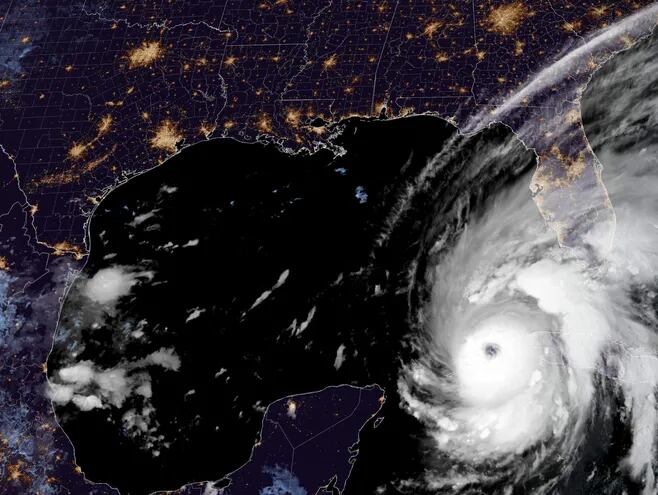 Imagen satelital cedida por NOAA del huracán Ian sobre Cuba. (AFP)