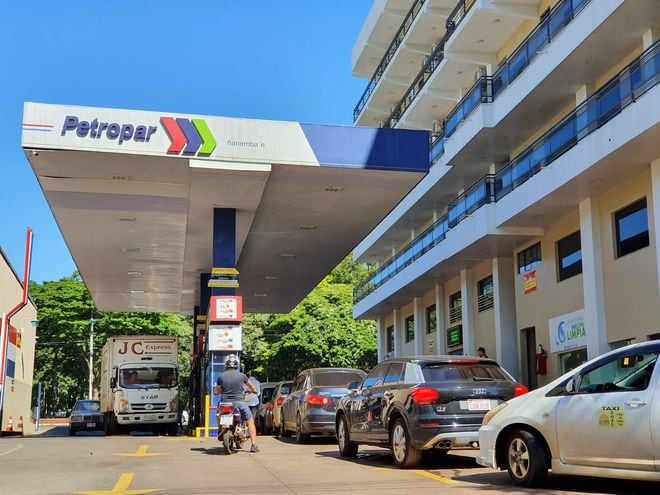 Sigue la fila de vehículos en las estaciones de Petropar, que vende su combustible a precio más bajo.