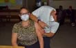 La paciente Carolina Ruiz Díaz (47) al momento de recibir la segunda dosis de la vacuna anticovid a cargo del personal de blanco en el Hospital Regional de Villarrica.