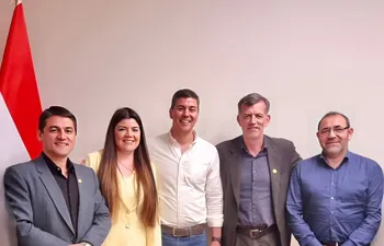 De izq. a der.: Benjamín Cantero, Bettina Aguilera, Santiago Peña, Hernán Solinger y César Cerini, los nuevos diputados colorados "independientes".