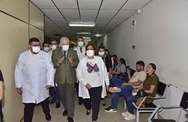 Esperanza Martínez durante un recorrido por el Hospital Central del IPS. (Archivo).