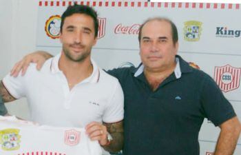Juan Manuel Salgueiro Silva, con el presidente del Sportivo San Lorenzo, Ramón Secundido Antonio Delgado Génez.
