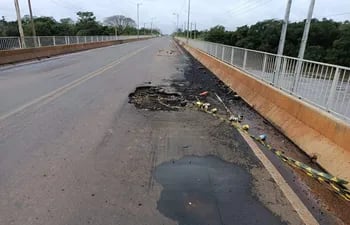 La loseta del puente sobre el rio Pirapó en el departamento de Caazapá presuntamente se construyó sin cemento.