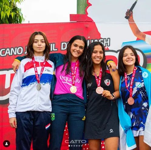 Fiorella Gatti (i), medalla de plata en el Juvenil de Trujillo, Perú.