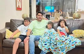 Iván "Tito" Torres y sus hijos: Elías, Emmanuel y Piero esperaron así de juntitos la Navidad.