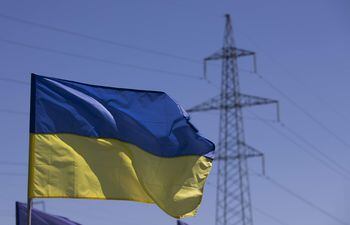 Banderas ucranianas ondean en Dnipro, Ucrania.