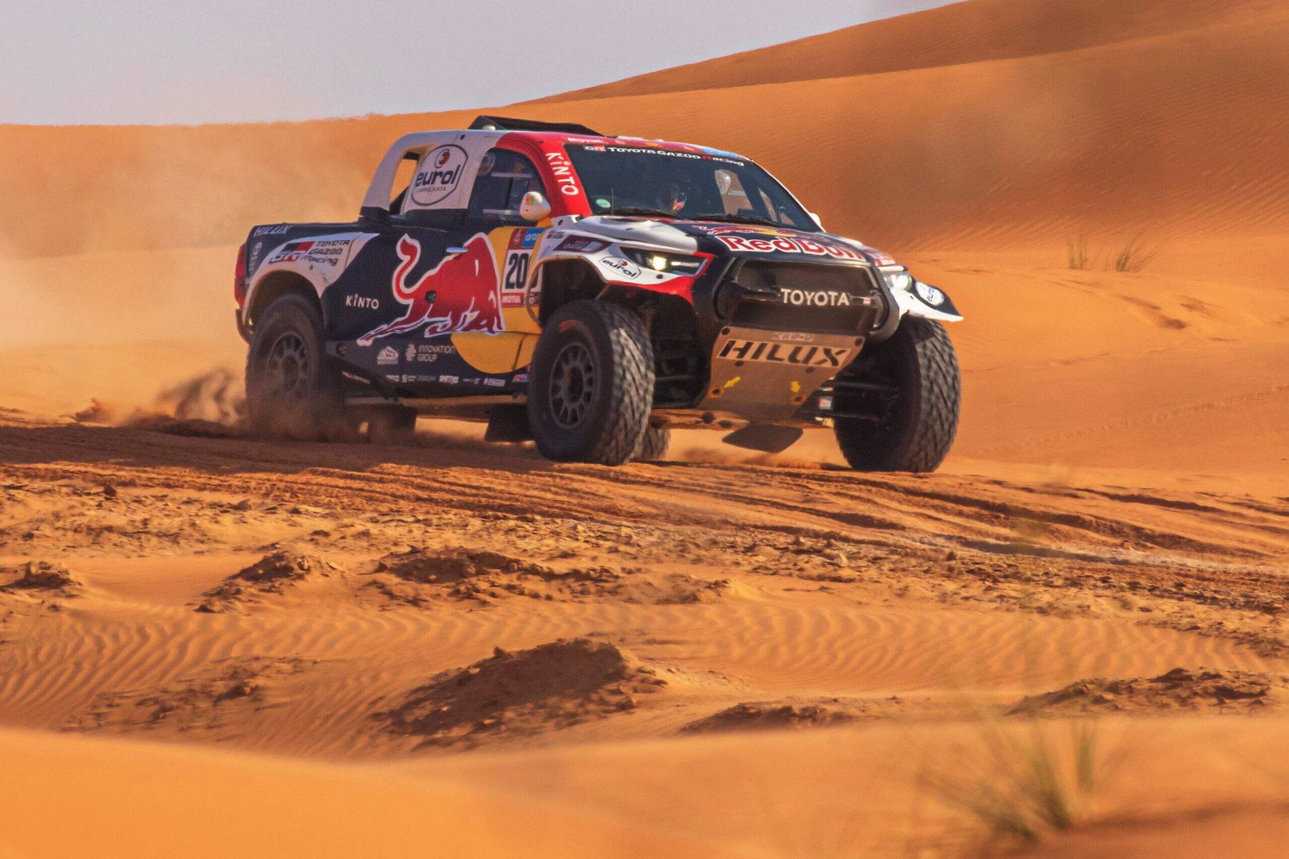 El piloto catarí Nasser Al-Attiyah y su copiloto francés Mathieu Baumel del Toyota Gazoo Racing, están muy cerca de conseguir la victoria en el Dakar 2023 entre los coches. 